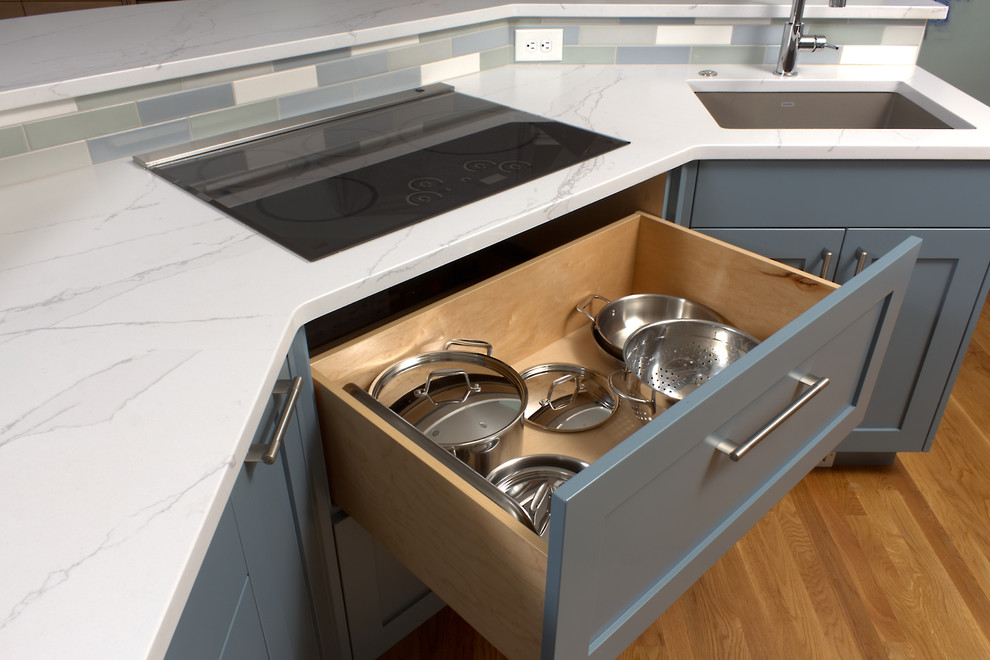 Example of a transitional home design design in Seattle
