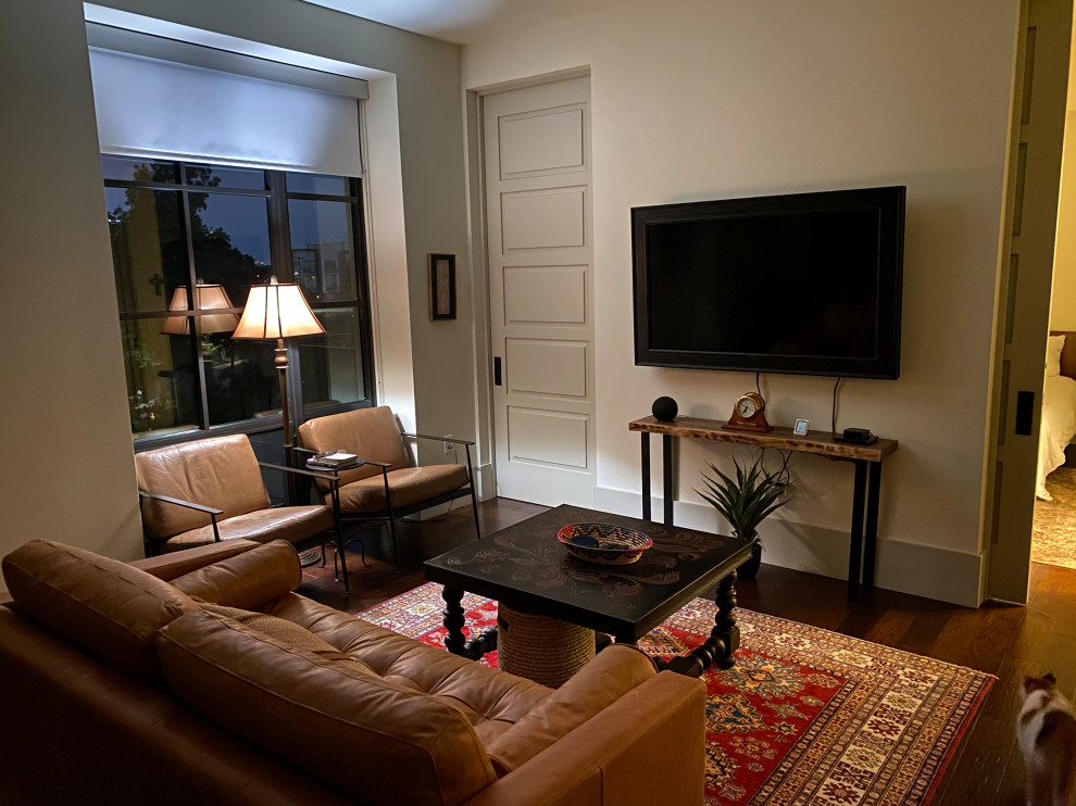 Kleines, Offenes Modernes Wohnzimmer mit beiger Wandfarbe, braunem Holzboden, TV-Wand und braunem Boden in Austin