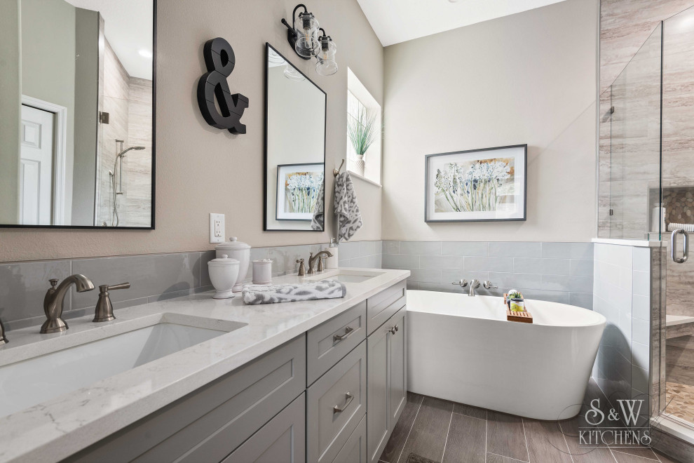 Exempel på ett mellanstort modernt vit vitt en-suite badrum, med skåp i shakerstil, grå skåp, ett fristående badkar, en hörndusch, beige kakel, porslinskakel, beige väggar, ett undermonterad handfat, bänkskiva i kvarts, grått golv och dusch med gångjärnsdörr
