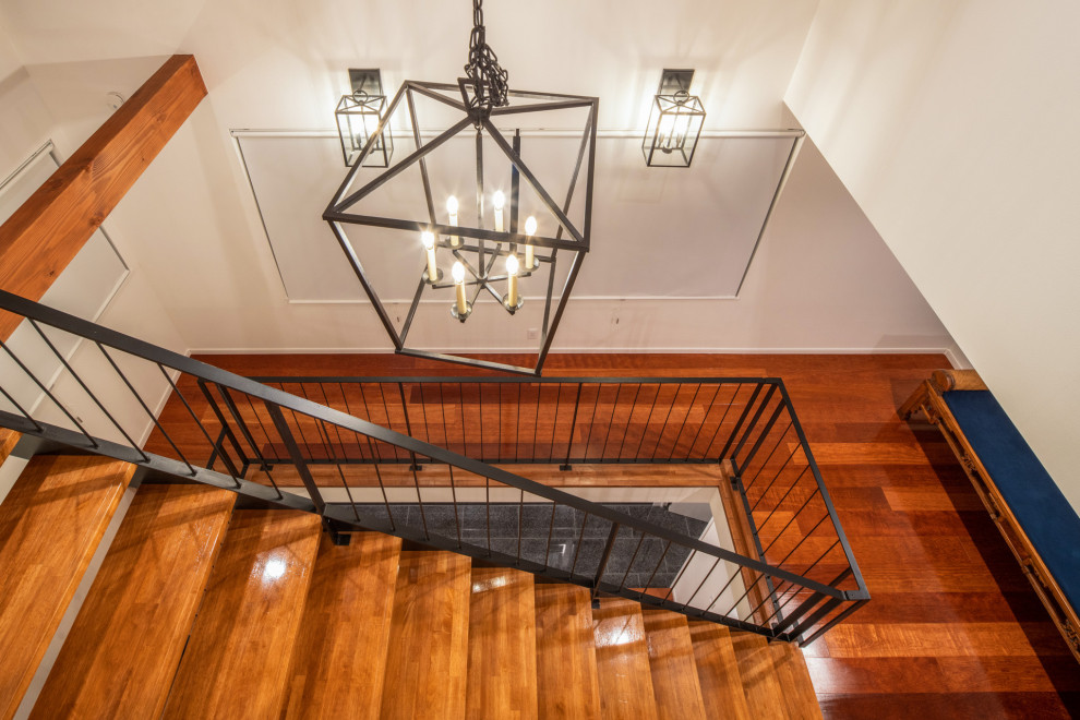 Modelo de escalera suspendida moderna grande sin contrahuella con escalones de madera, barandilla de metal y papel pintado