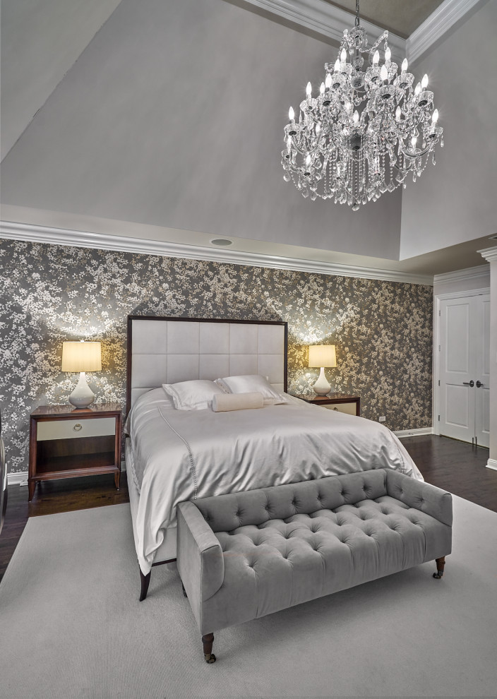 Идея дизайна: огромная хозяйская спальня в стиле неоклассика (современная классика) с бежевыми стенами, темным паркетным полом, коричневым полом, сводчатым потолком и обоями на стенах