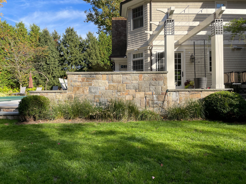 Esempio di un patio o portico moderno di medie dimensioni e dietro casa con pavimentazioni in pietra naturale