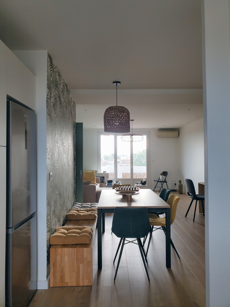 Moderne Wohnküche mit grüner Wandfarbe und Laminat in Toulouse