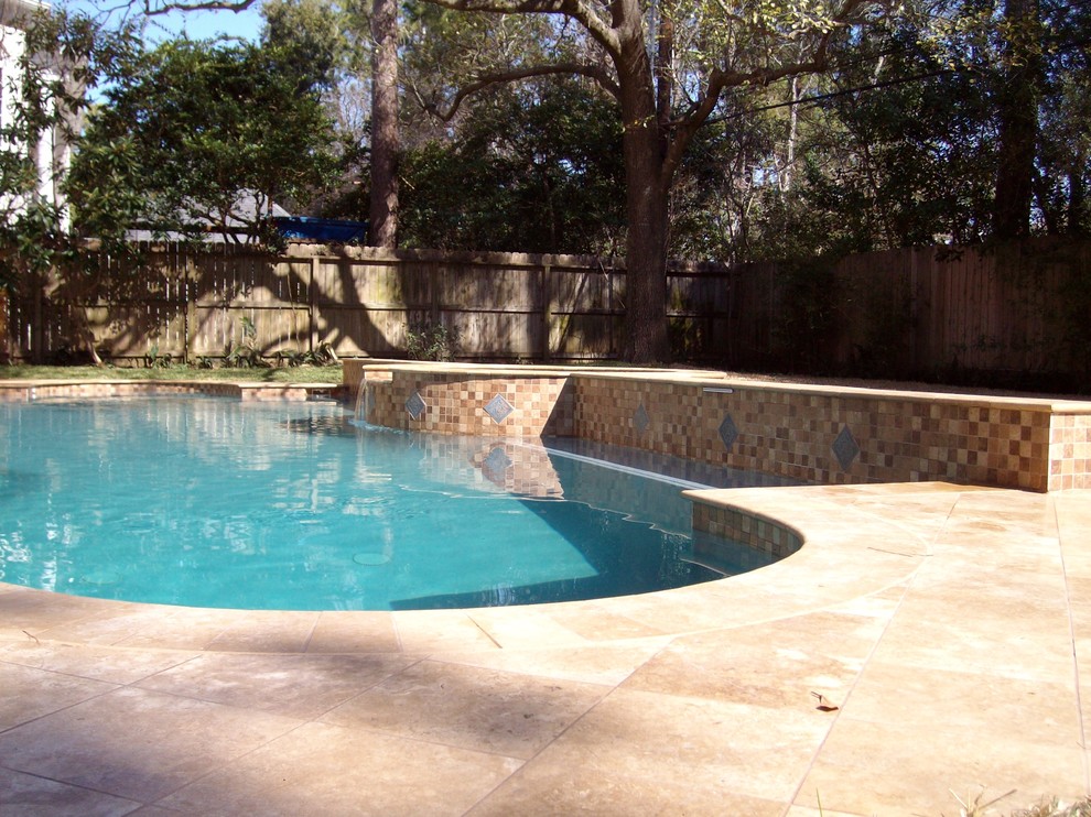 Foto di una piscina monocorsia classica personalizzata di medie dimensioni e dietro casa con una vasca idromassaggio e piastrelle