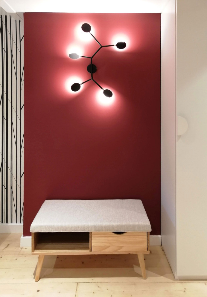 Kleines Modernes Gästezimmer ohne Kamin mit roter Wandfarbe, hellem Holzboden und freigelegten Dachbalken in Lyon