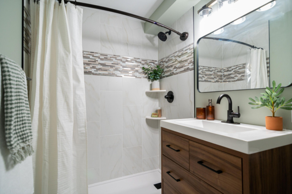 Стильный дизайн: маленькая ванная комната в классическом стиле с плоскими фасадами, фасадами цвета дерева среднего тона, душем в нише, инсталляцией, бежевой плиткой, керамической плиткой, синими стенами, полом из цементной плитки, душевой кабиной, врезной раковиной, столешницей из цинка, белым полом, шторкой для ванной, белой столешницей, тумбой под одну раковину и напольной тумбой для на участке и в саду - последний тренд