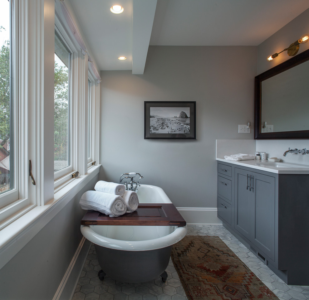 Design ideas for an arts and crafts bathroom in Portland.