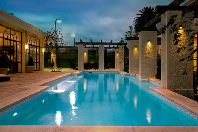 Ornamental Delight mediterraneo-piscina