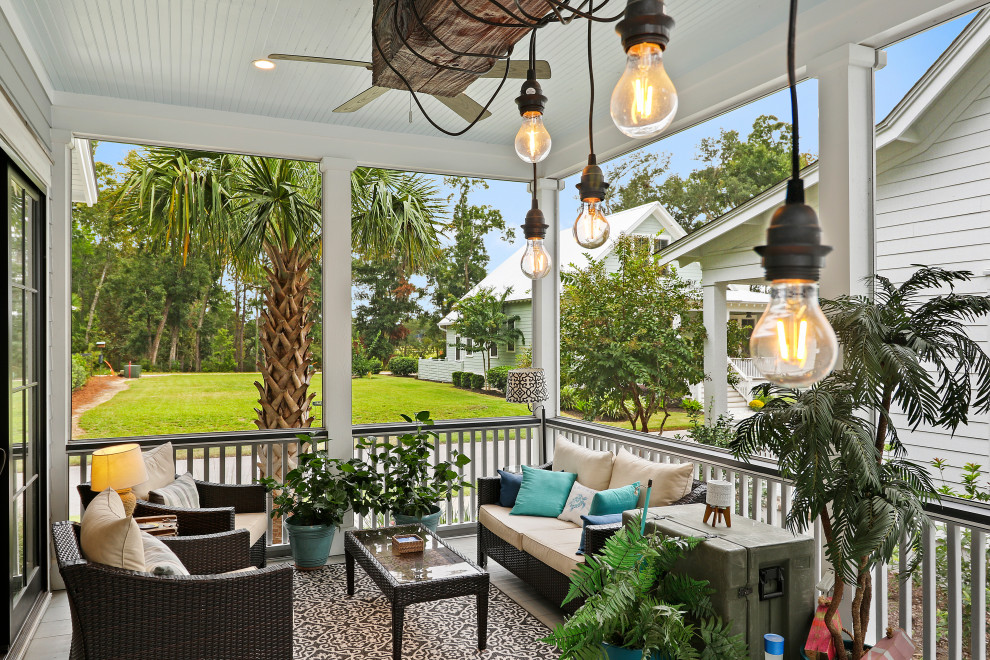Inspiration for a mid-sized traditional verandah in Charleston.