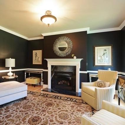 Example of a transitional home design design in Chicago