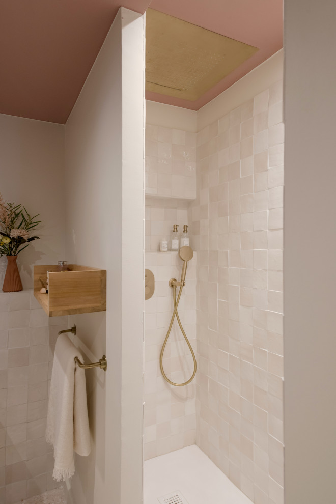Cette photo montre une salle de bain principale tendance de taille moyenne avec une douche ouverte, un carrelage gris, un sol en terrazzo, un plan vasque, un plan de toilette en bois, un sol rose et meuble simple vasque.
