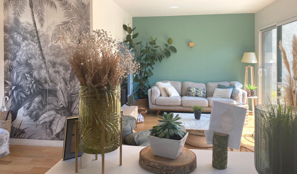 Идея дизайна: открытая гостиная комната среднего размера в стиле неоклассика (современная классика) с зелеными стенами, светлым паркетным полом, отдельно стоящим телевизором, бежевым полом и обоями на стенах без камина
