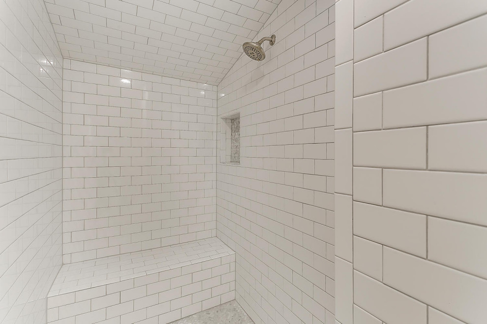 Источник вдохновения для домашнего уюта: главная ванная комната среднего размера в стиле неоклассика (современная классика) с фасадами в стиле шейкер, серыми фасадами, накладной ванной, душевой комнатой, унитазом-моноблоком, белой плиткой, плиткой кабанчик, белыми стенами, мраморным полом, врезной раковиной, мраморной столешницей, серым полом, открытым душем, белой столешницей, сиденьем для душа, тумбой под одну раковину и встроенной тумбой