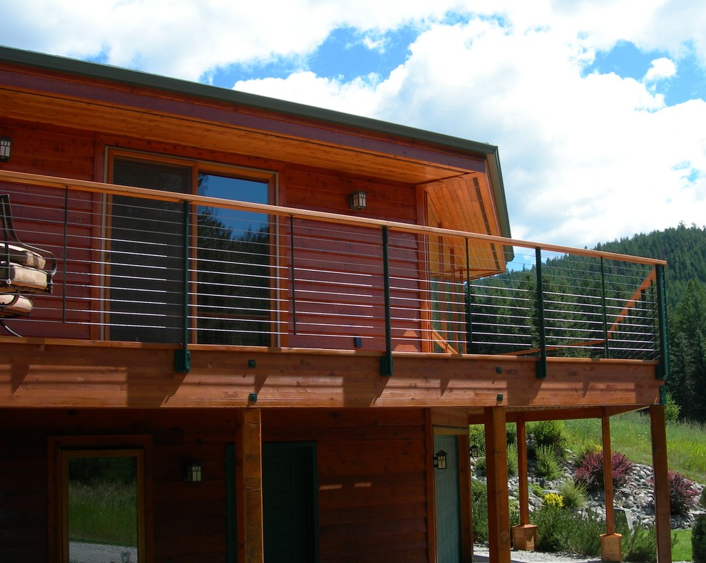 Example of a mountain style side yard deck design in Seattle