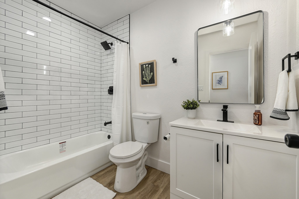 Example of a classic ADU bathroom design in Ranco Cordova