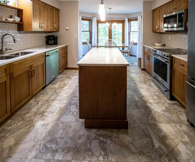 Toffee Stain Shaker Door Kitchen with Calacatta Valetin Quartz