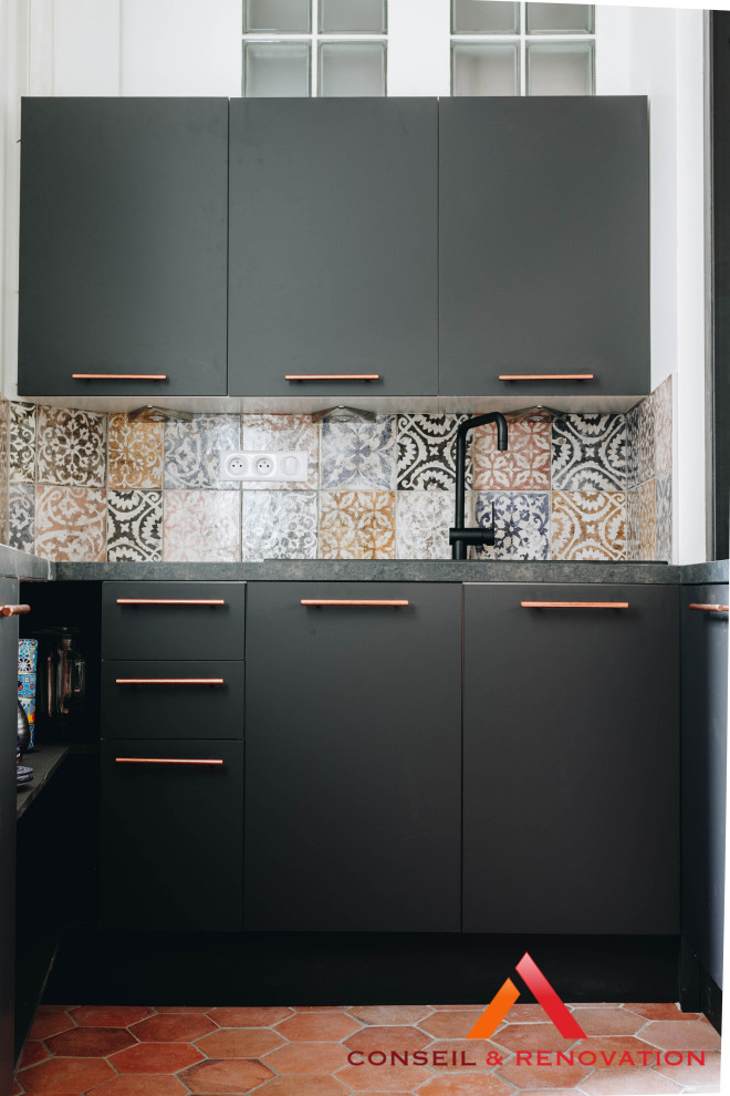 Design ideas for a small contemporary l-shaped eat-in kitchen in Paris with an undermount sink, beaded inset cabinets, black cabinets, laminate benchtops, multi-coloured splashback, ceramic splashback, panelled appliances, cement tiles, with island, red floor and black benchtop.