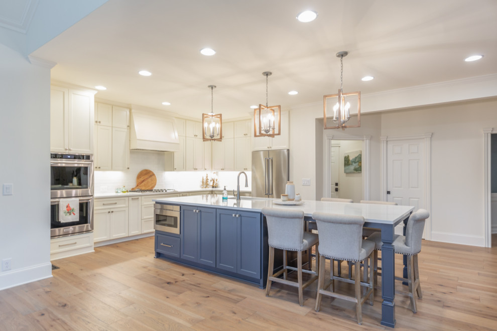 Kitchen - transitional kitchen idea in Atlanta