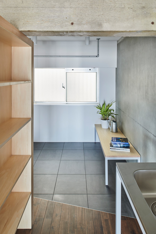 Design ideas for a medium sized industrial utility room in Tokyo Suburbs with grey walls, dark hardwood flooring, an integrated washer and dryer, brown floors, exposed beams and tongue and groove walls.