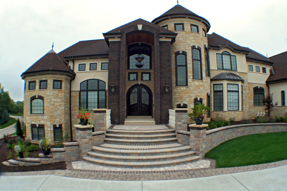 Example of a transitional home design design in Milwaukee
