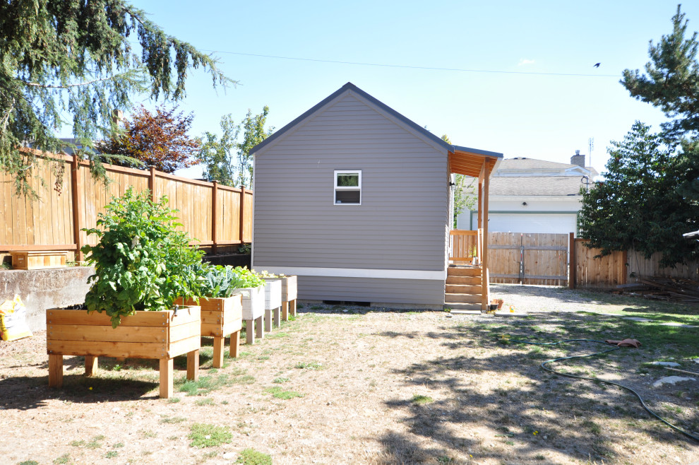 Источник вдохновения для домашнего уюта: маленький, одноэтажный, серый мини дом в классическом стиле с металлической крышей для на участке и в саду