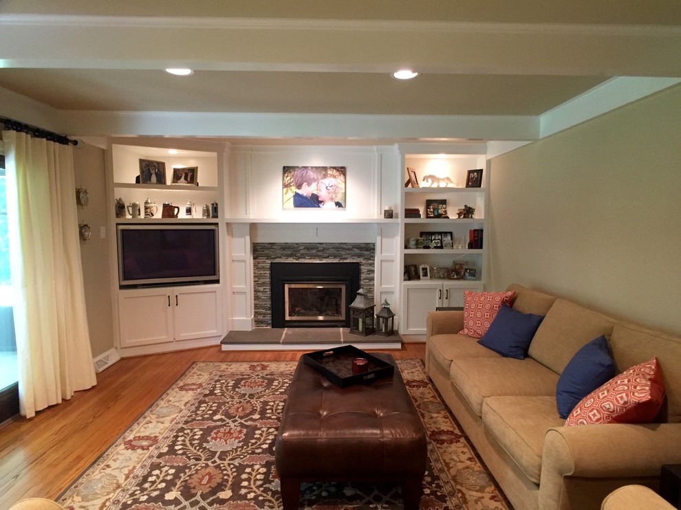 This is an example of a transitional family room in Wilmington.