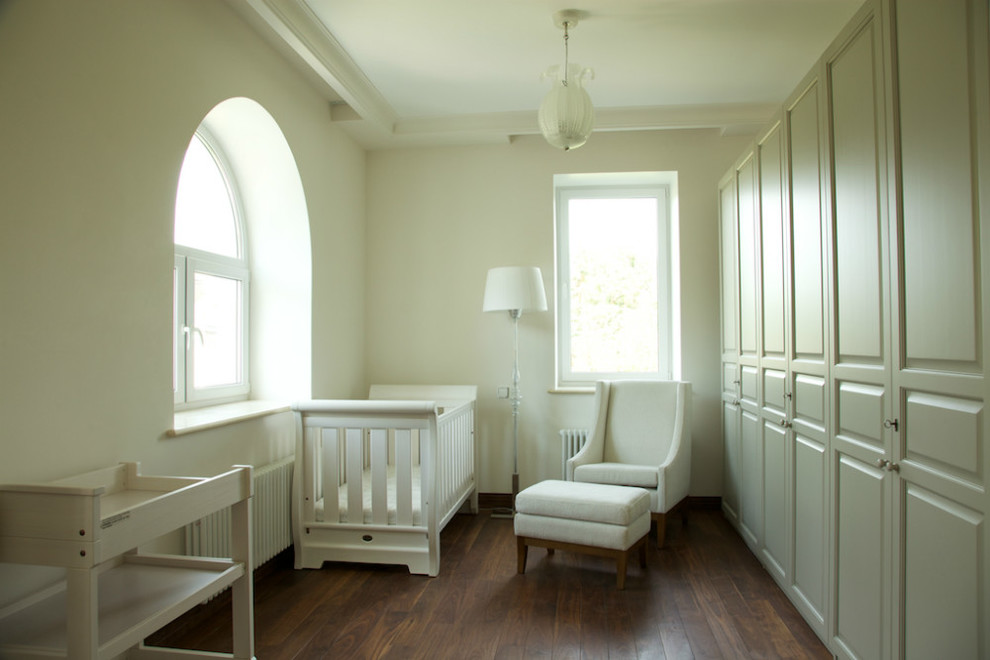 This is an example of a mid-sized traditional kids' room in Moscow.