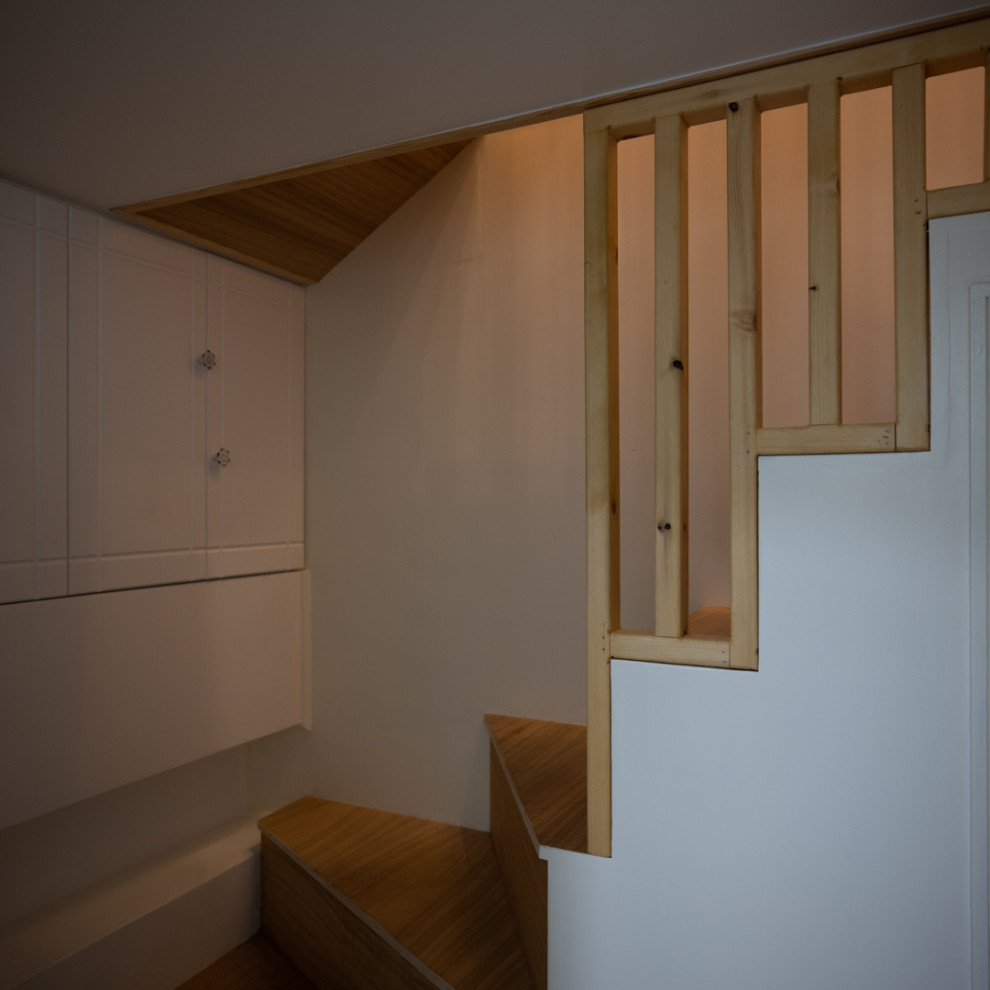 Idées déco pour un petit escalier courbe classique avec des marches en bois, des contremarches en bois, un garde-corps en bois et rangements.