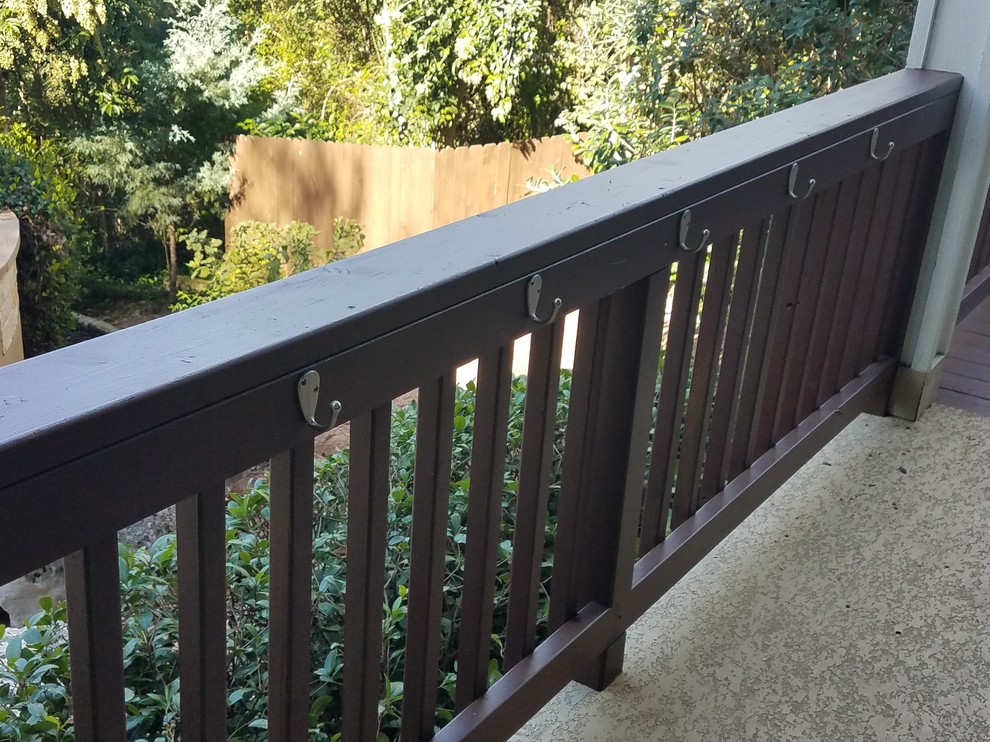 Example of a mid-sized transitional backyard deck design in Austin with no cover