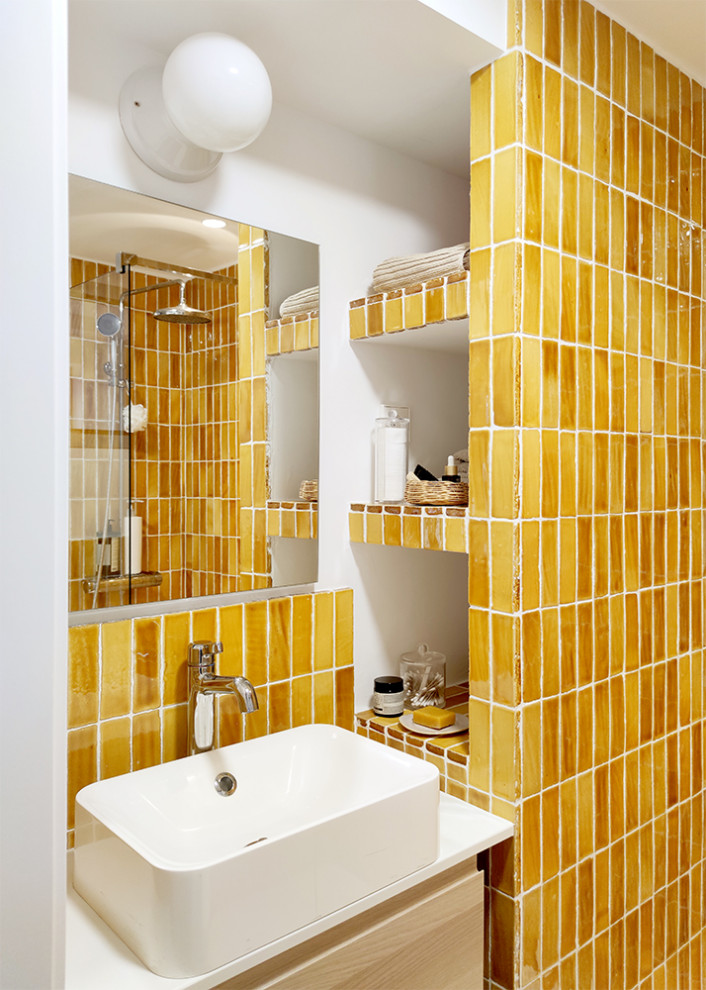 Kleine Mediterrane Gästetoilette mit hellen Holzschränken, gelben Fliesen, weißer Wandfarbe, Terrakottaboden, Quarzwerkstein-Waschtisch, braunem Boden, weißer Waschtischplatte und schwebendem Waschtisch in Valencia