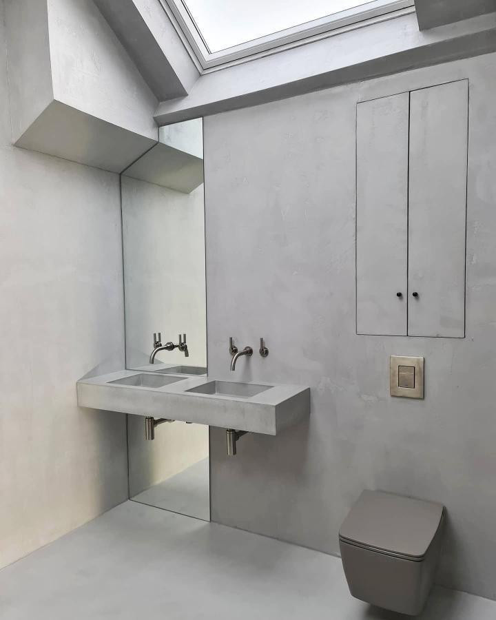 Пример оригинального дизайна: большая детская ванная комната в современном стиле с подвесной раковиной, столешницей из бетона, тумбой под две раковины и подвесной тумбой