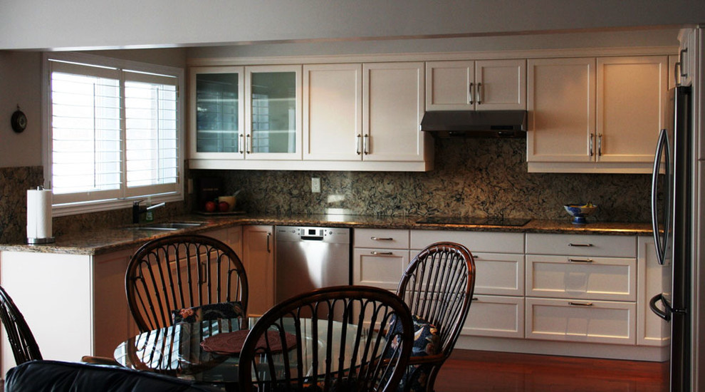 Example of a mid-sized transitional u-shaped medium tone wood floor eat-in kitchen design in Toronto with an undermount sink, shaker cabinets, white cabinets, quartz countertops, multicolored backsplash, stone slab backsplash, stainless steel appliances and no island