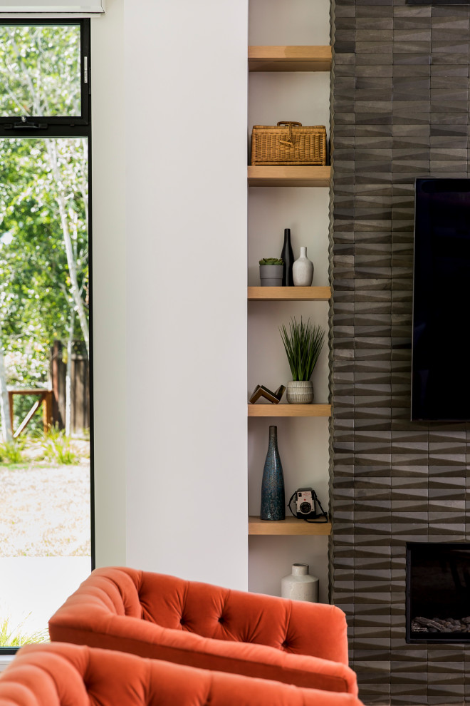 Ispirazione per un grande soggiorno design aperto con pareti bianche, parquet chiaro, TV a parete e pavimento marrone