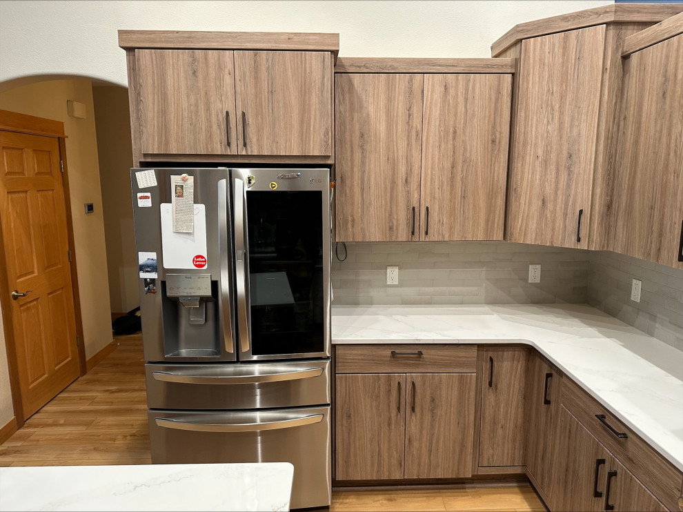 Mid-sized transitional u-shaped eat-in kitchen photo with quartz countertops and an island