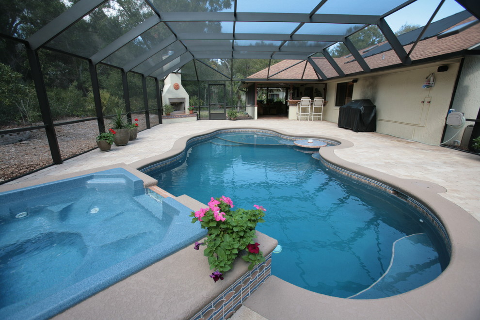 Contemporary pool in Orlando.