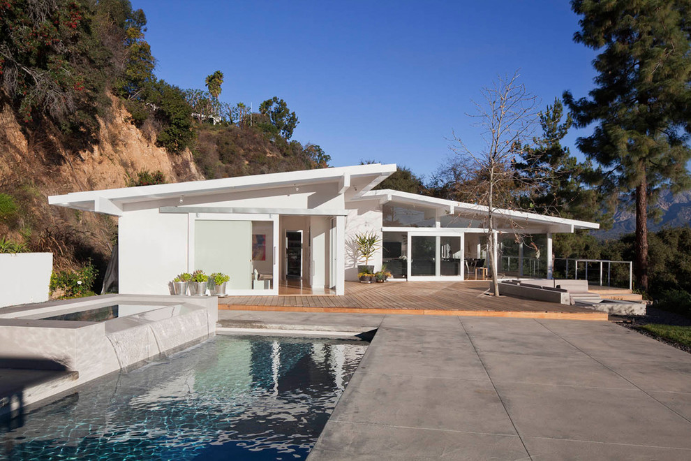 Inspiration for a mid-sized midcentury one-storey white house exterior in Los Angeles with a shed roof.