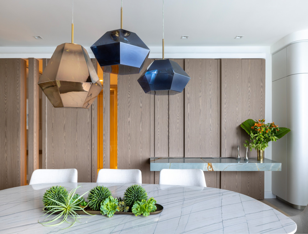 Идея дизайна: кухня-столовая среднего размера в современном стиле с бежевыми стенами, светлым паркетным полом и деревянными стенами