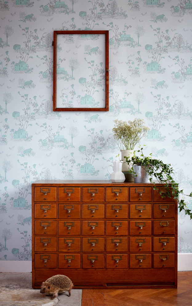 Example of an eclectic home design design in London