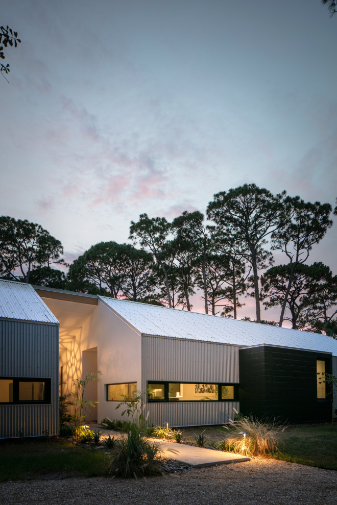 Idee per la villa grigia contemporanea a un piano di medie dimensioni con rivestimento in metallo, copertura in metallo o lamiera e tetto grigio