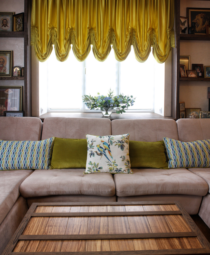 Яркая история.