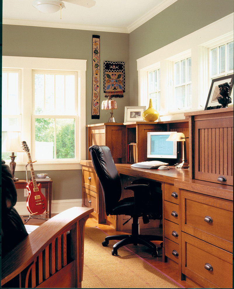 Photo of an arts and crafts home office in Chicago.