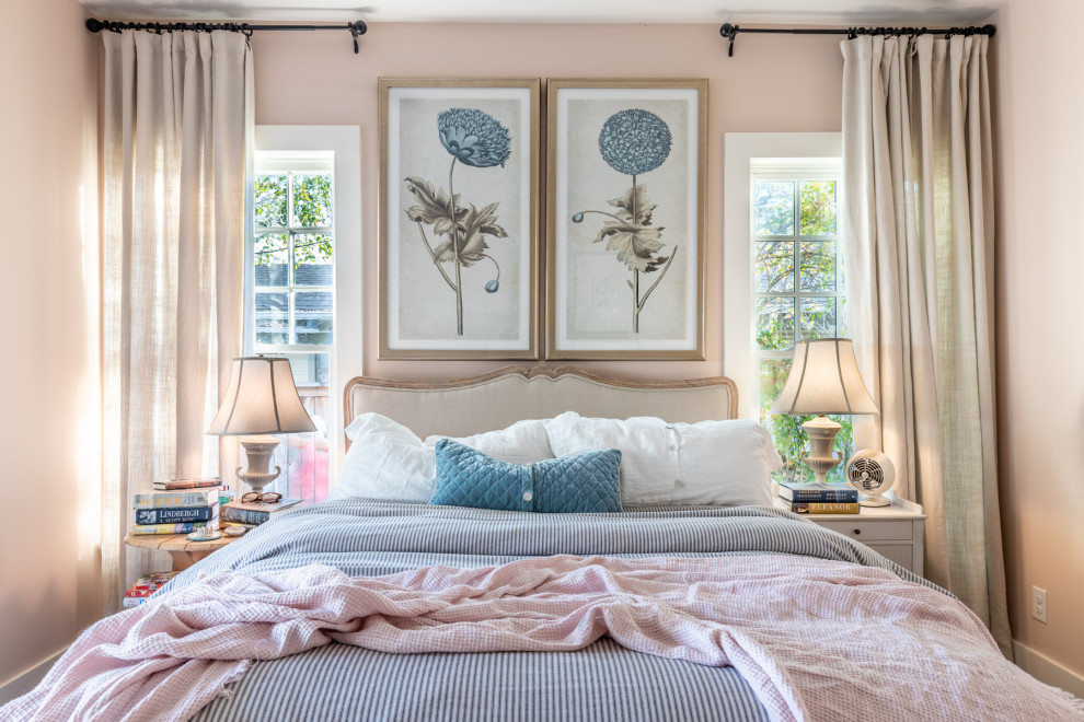 Immagine di una camera da letto con pareti rosa