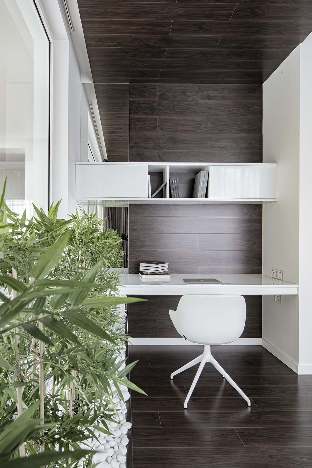 Большой красивый белый дом