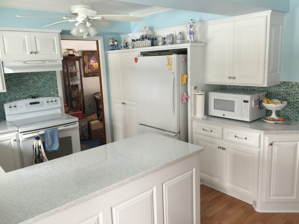Kitchen - mid-sized light wood floor kitchen idea in Minneapolis with an undermount sink and white appliances