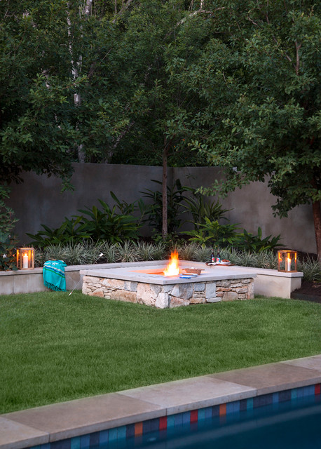 Brentwood Sport Lawn and Firepit clasico-renovado-jardin