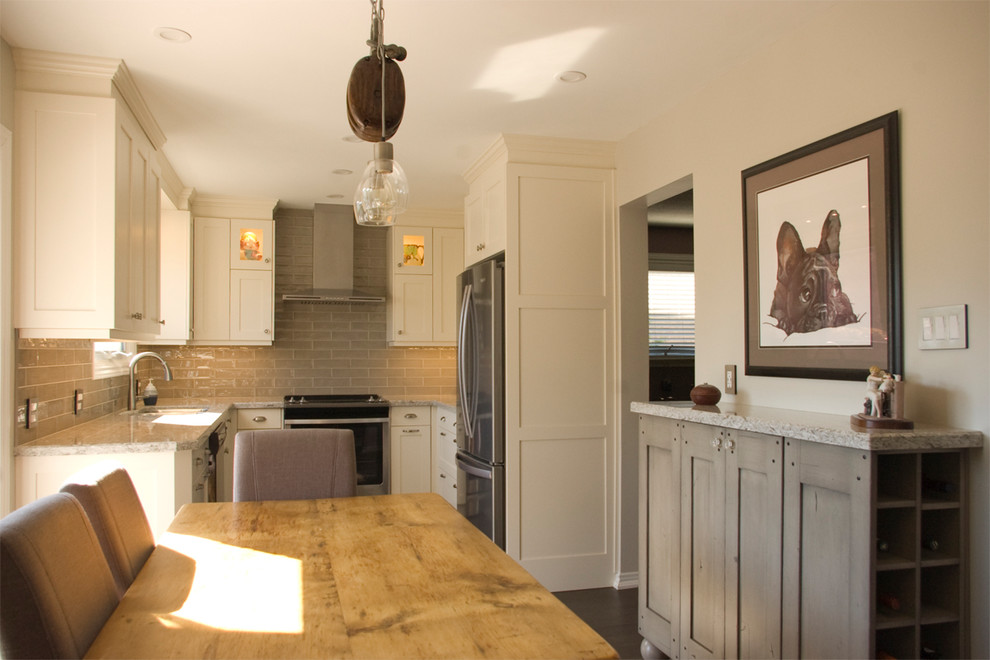 Inspiration for a mid-sized transitional u-shaped kitchen remodel in Toronto with shaker cabinets, white cabinets and quartz countertops