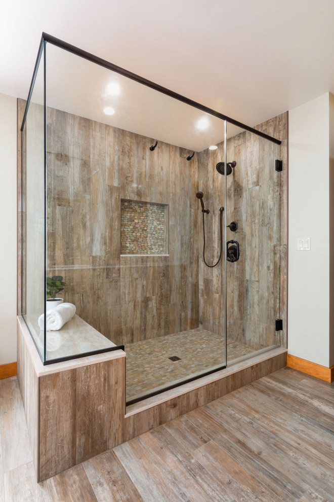 Пример оригинального дизайна: главная ванная комната среднего размера в стиле рустика с плоскими фасадами, галечной плиткой, бежевыми стенами, бежевым полом, душем с распашными дверями и сиденьем для душа
