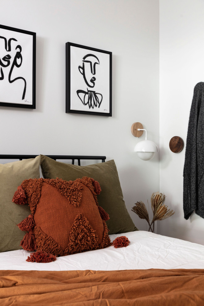Diseño de habitación de invitados moderna pequeña sin chimenea con paredes blancas, suelo de madera clara, suelo beige y bandeja
