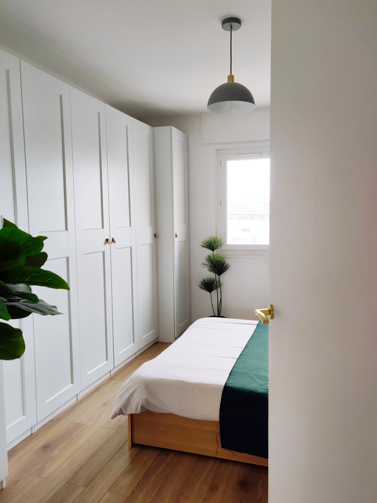 Свежая идея для дизайна: хозяйская спальня среднего размера в стиле ретро с белыми стенами и полом из ламината - отличное фото интерьера