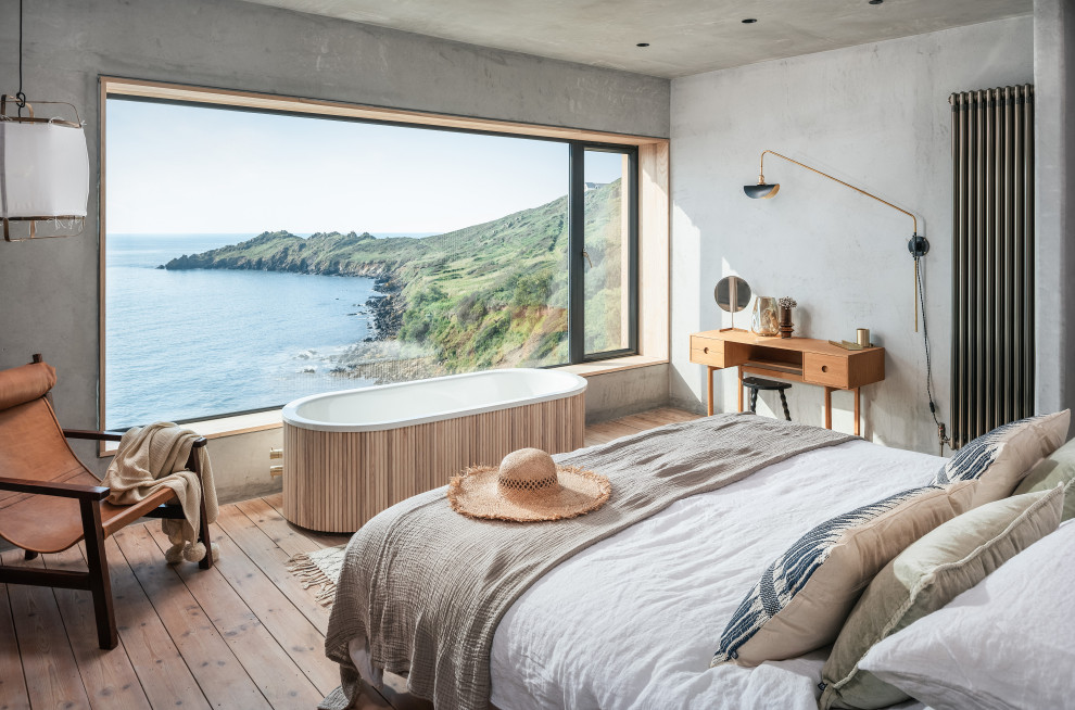 Идея дизайна: большая хозяйская спальня в морском стиле с серыми стенами и паркетным полом среднего тона